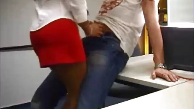 Khiêu dâm, không giấy đăng ký  Búp bê em bé trong bộ đồ lót trang phim sec khiêu gợi tạo dáng trên ghế sofa da