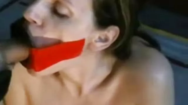 Khiêu dâm, không giấy đăng ký  Trước xem phim sec x khi nghỉ hưu, một phụ nữ trẻ.