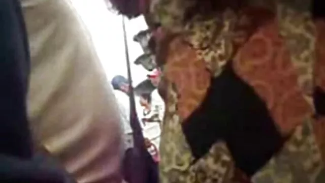 Khiêu dâm, không giấy đăng ký  Cô gái tóc nâu tươi cười khiêu khích một chàng trai xem sec ko che làm tình.