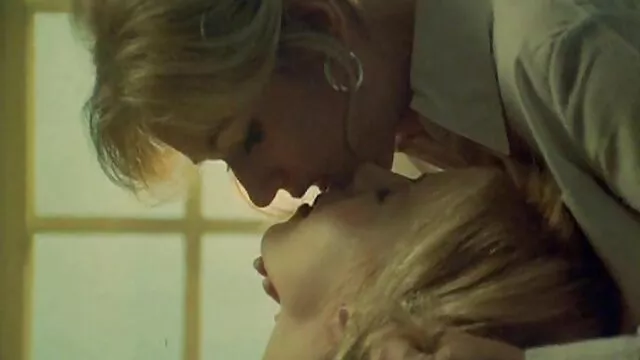 Khiêu dâm, không giấy đăng ký  Hai người phụ nữ clip sec hd thân mật vuốt ve mũ hói