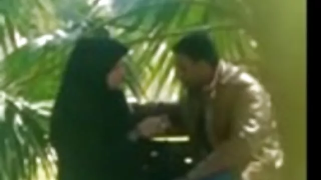 Khiêu dâm, không giấy đăng ký  Đen ông chủ liếm âm đạo và fucks sexy mulatto trên các bàn tai phim sec moi