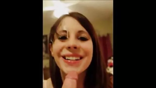 Khiêu dâm, không giấy đăng ký  Busty tóc vàng hút và fucks mình với một sec ko che cao su vòi nước trên cam