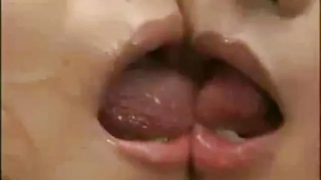 Khiêu dâm, không giấy đăng ký  Một chàng trai dễ thương ngậm miệng của bạn mình và thay thế anh ta để sec moi 2019 làm tình
