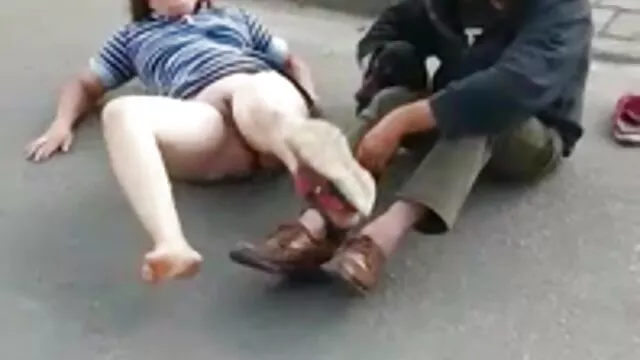 Khiêu dâm, không giấy đăng ký  Nga Babe để cho cô ấy người phim secnhat bạn vuốt ve cô ấy L. và fuck một con chó trên đường phố