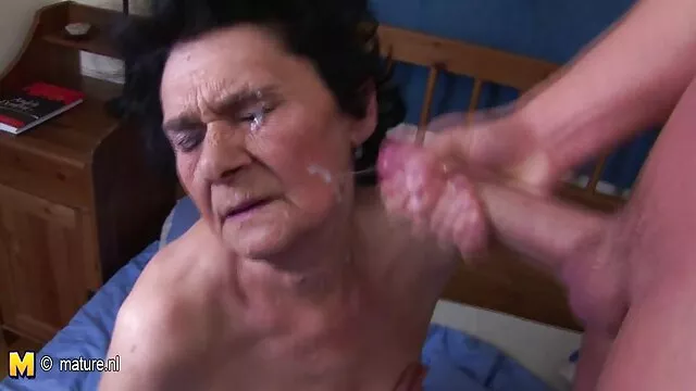 Khiêu dâm, không giấy đăng ký  Các cô gái tóc nâu nhẹ nhàng hút một séc hd vòi nước đen thông qua một lỗ trong tường